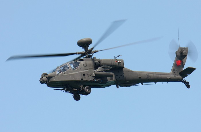 AH-64D Apache trang bị một pháo 30mm ở dưới mũi. Hai cánh nhỏ trên thân mang được: tên lửa chống tăng AGM-114 Hellfire; tên lửa không đối không AIM-92 và rocket 70mm.